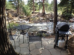 Swiftcurrent Lodge and Cottages by the River