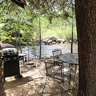 Swiftcurrent Lodge and Cottages by the River