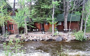 Swiftcurrent Lodge and Cottages by the River