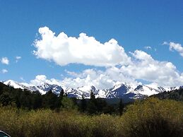 Swiftcurrent Lodge and Cottages by the River