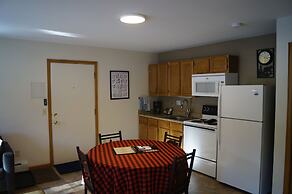 Swiftcurrent Lodge and Cottages by the River