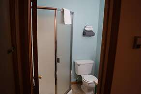 Swiftcurrent Lodge and Cottages by the River