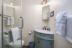 Swiftcurrent Lodge and Cottages by the River