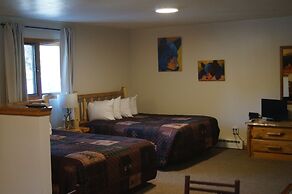 Swiftcurrent Lodge and Cottages by the River