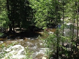 Swiftcurrent Lodge and Cottages by the River