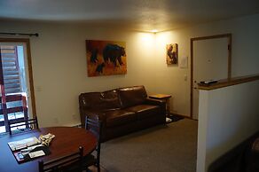 Swiftcurrent Lodge and Cottages by the River