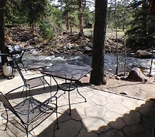 Swiftcurrent Lodge and Cottages by the River