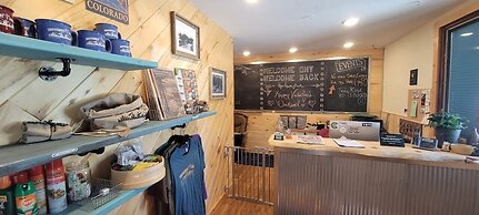 Swiftcurrent Lodge and Cottages by the River