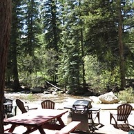 Swiftcurrent Lodge and Cottages by the River