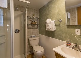 Swiftcurrent Lodge and Cottages by the River