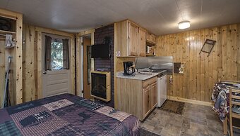 Swiftcurrent Lodge and Cottages by the River