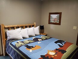 Swiftcurrent Lodge and Cottages by the River