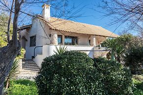 Emma's Villa facing the sea with swimming pool