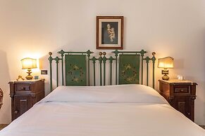 Emma's Villa facing the sea with swimming pool