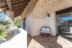 Emma's Villa facing the sea with swimming pool