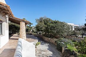 Emma's Villa facing the sea with swimming pool