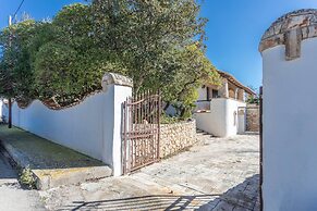 Emma's Villa facing the sea with swimming pool