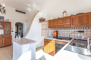 Emma's Villa facing the sea with swimming pool