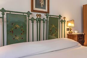 Emma's Villa facing the sea with swimming pool