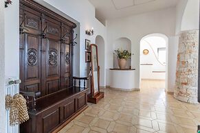 Emma's Villa facing the sea with swimming pool