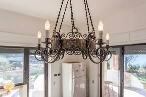 Emma's Villa facing the sea with swimming pool