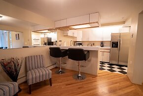 Lincoln Park Suites Operated by Roscoe Village Guesthouse