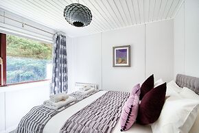 Otter With Mountain View and Enclosed Decking