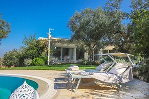 TD Il Vecchio Fienile Outdoor Kitchen with Pool View