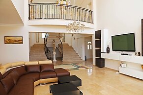 Villa Panoroma by Amy Villas