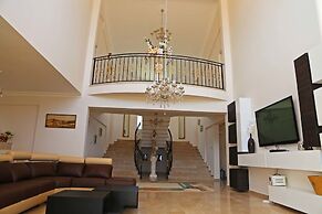 Villa Panoroma by Amy Villas