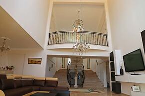 Villa Panoroma by Amy Villas