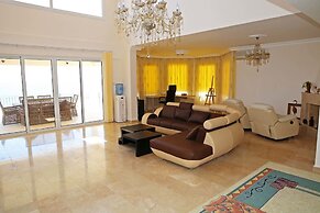 Villa Panoroma by Amy Villas