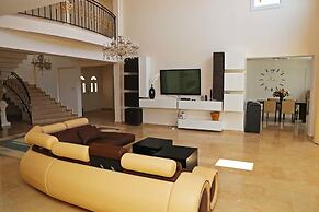 Villa Panoroma by Amy Villas