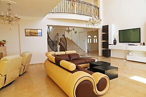 Villa Panoroma by Amy Villas