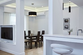 Luxurious Spacious Apt next  Hilton Area