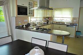 Villa Roman by Amy Villasa