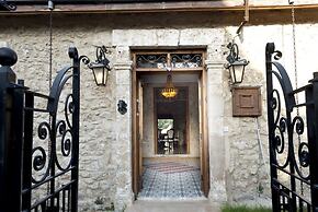 Villa Stone House by Amy Villas