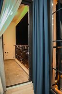 White Golden Suite Hotel