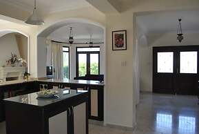 Villa Sunset 4 by Amy Villas