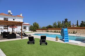 Villa Pergola by Amy Villas