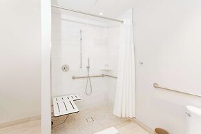 HALL Arts Hotel Dallas, Curio Collection by Hilton