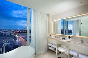 HALL Arts Hotel Dallas, Curio Collection by Hilton