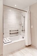 HALL Arts Hotel Dallas, Curio Collection by Hilton