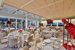 HALL Arts Hotel Dallas, Curio Collection by Hilton