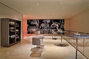 HALL Arts Hotel Dallas, Curio Collection by Hilton