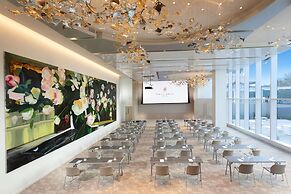 HALL Arts Hotel Dallas, Curio Collection by Hilton