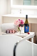 HALL Arts Hotel Dallas, Curio Collection by Hilton