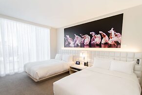 HALL Arts Hotel Dallas, Curio Collection by Hilton