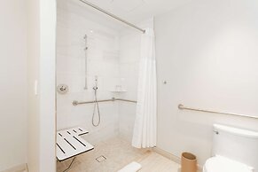 HALL Arts Hotel Dallas, Curio Collection by Hilton