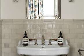 Eleven Scarp Ridge Lodge